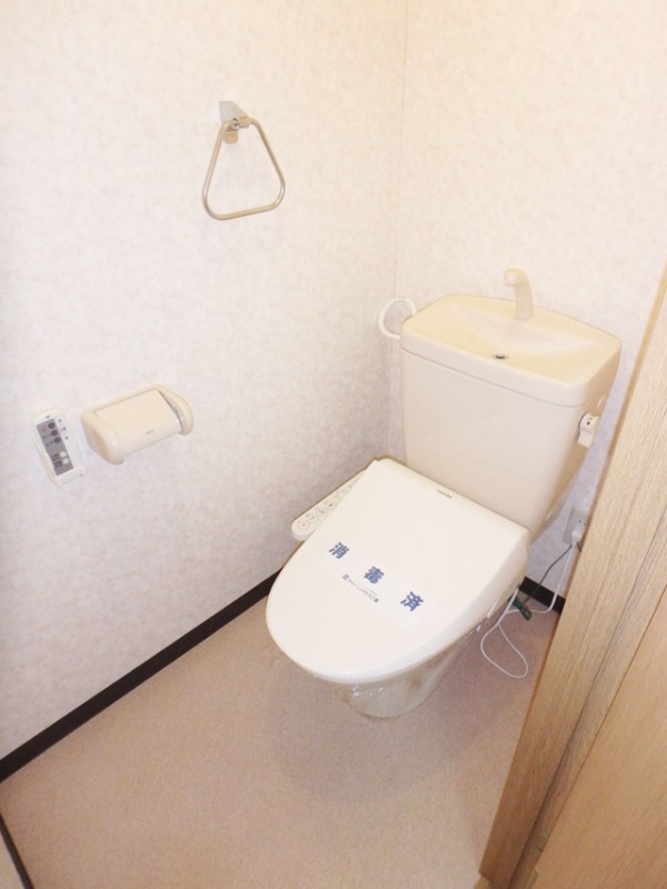 トイレ　温水洗浄便座つき！
