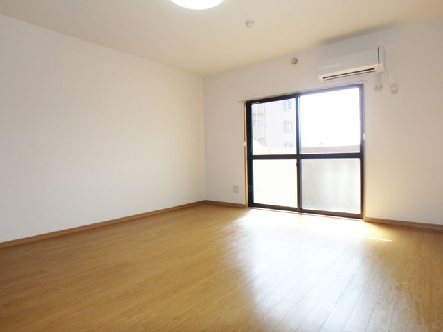 居室・リビング　１０．８帖の広々洋室♪