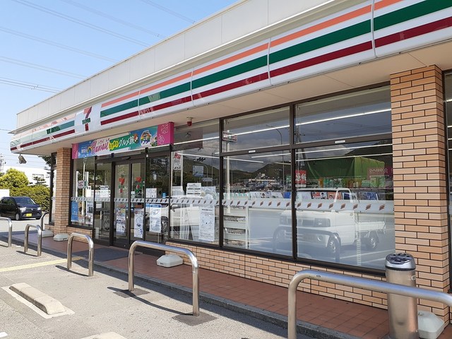 コンビニ　セブンイレブン（コンビニ）まで576m