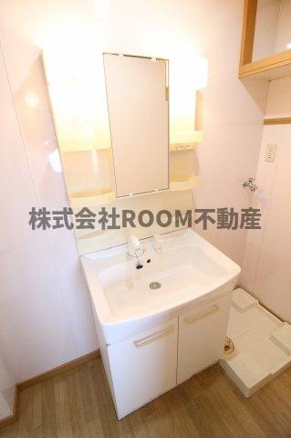 洗面設備　独立洗面台、小物を置くことができて便利です