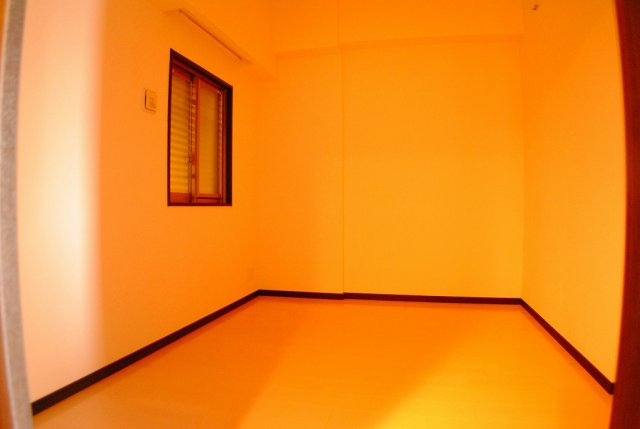 居室・リビング　きれいな洋室です 反転