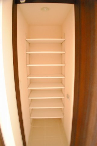 収納　十分な収納スペースがあります 反転