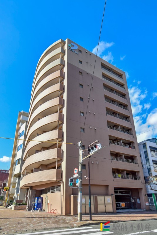 建物外観　大通り沿いで安心♪