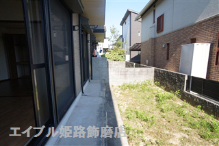庭　写真は反転のお部屋です