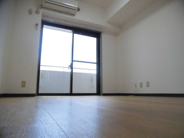 居室・リビング　参考写真（同物件別部屋）