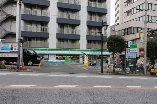 コンビニ　ファミリーマート 牛込柳町駅前店（コンビニ）まで125m
