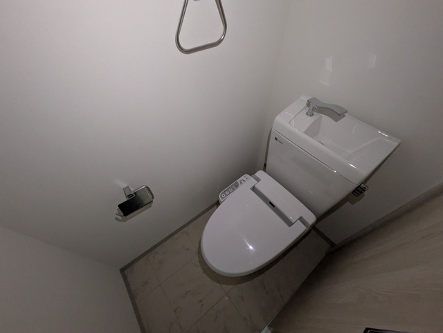 トイレ　※クリーニング前の写真です