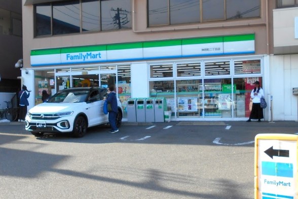コンビニ　ファミリーマート 神明町二丁目店（コンビニ）まで317m