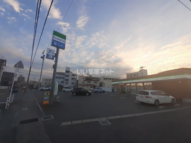 コンビニ　ファミリーマート大分県立病院西口店（コンビニ）まで607m