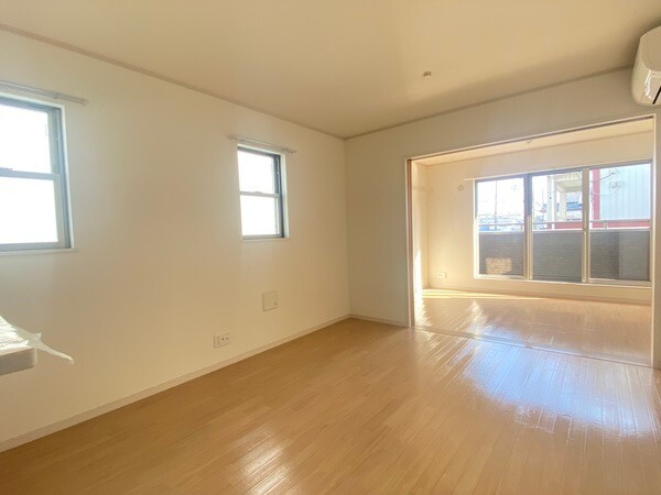 居室・リビング　角部屋で明るい室内！