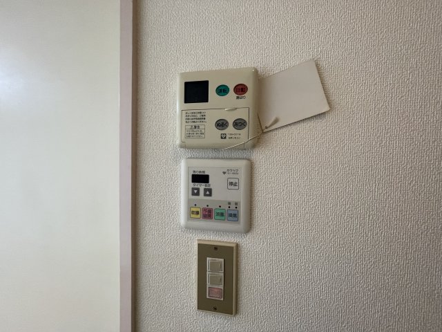 その他設備　給湯器リモコンです
