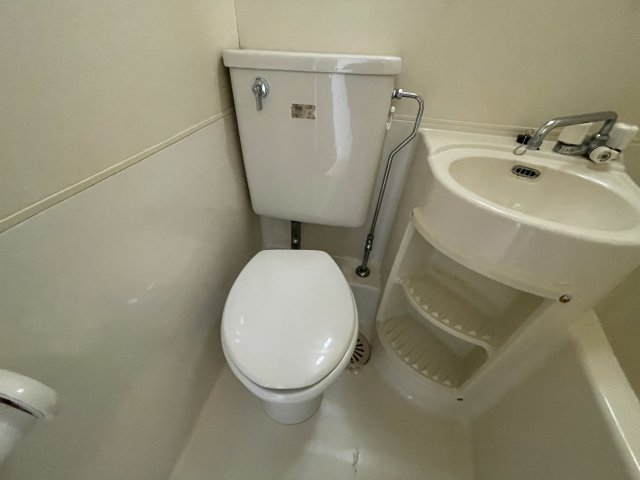 トイレ　落ち着いた色調のトイレです
