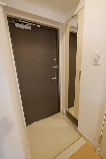 玄関　便利な大型ミラー付き