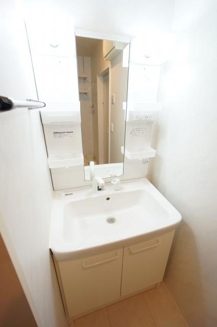 洗面設備　※同物件・反転タイプの写真です。
