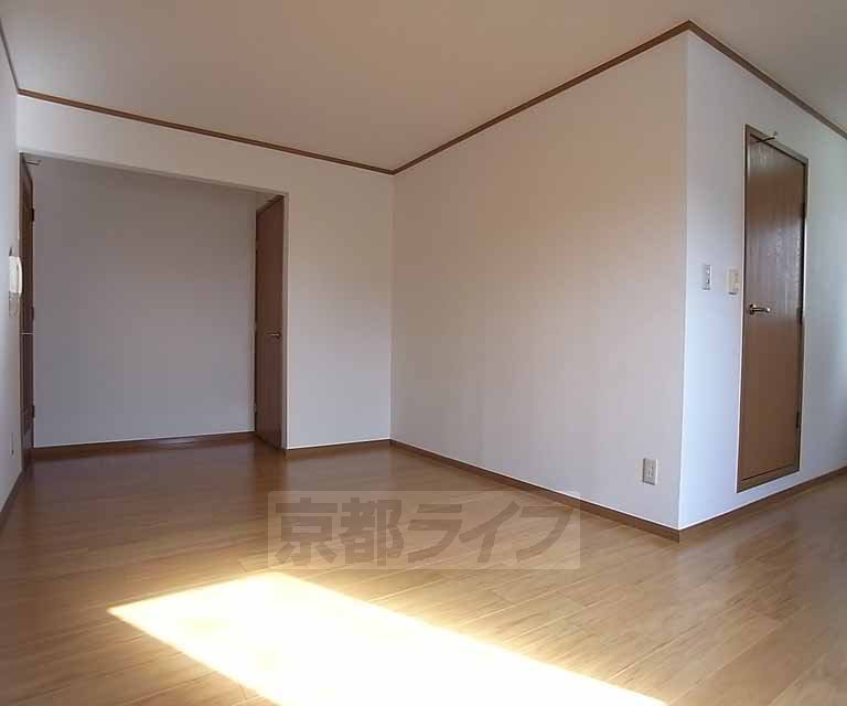居室・リビング　ＬＤＫ１０帖でお食事も出来ます。