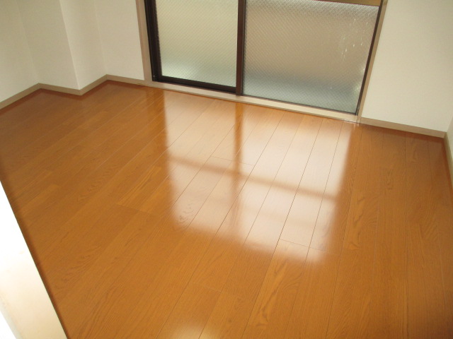 居室・リビング　同物件の別部屋の画像です。