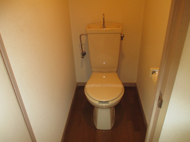 トイレ　同物件の別部屋の画像です。