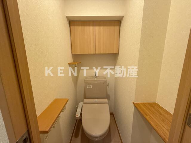 トイレ　落ち着いた色調のトイレです