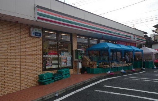 コンビニ　セブンイレブン 横浜永田北3丁目店（コンビニ）まで355m