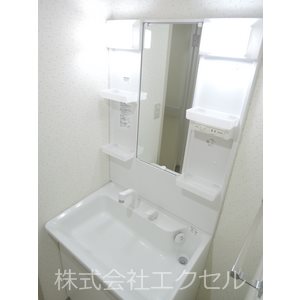洗面設備　朝に便利な独立洗面台完備です。