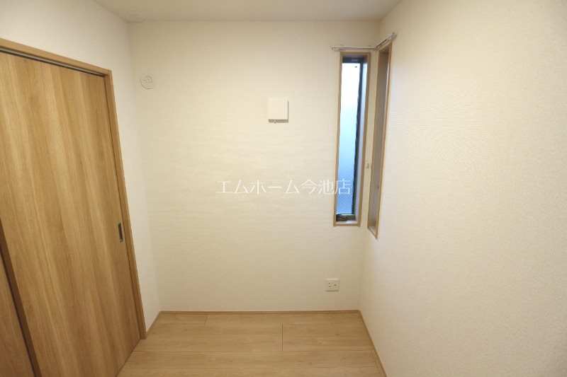 その他部屋・スペース　洋室2.8帖　窓付（換気良好）