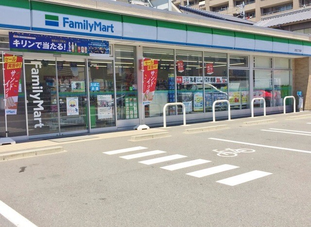 コンビニ　ファミリーマート浜田三丁目店（コンビニ）まで371m