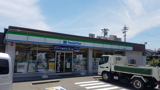 コンビニ　ファミリーマート（コンビニ）まで400m