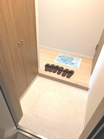 玄関　■モニタ付インターホン付き玄関■シューズラック■ダウンライト