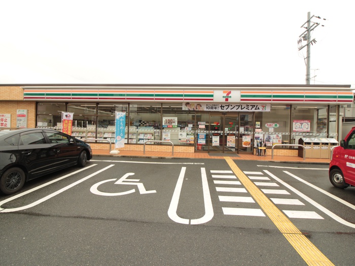 コンビニ　セブンイレブン（コンビニ）まで730m
