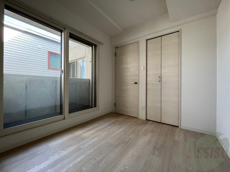その他部屋・スペース　寝室はこちらです。光が差し込む、温かみのあるお部屋です。