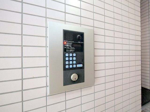 エントランス　人気のオートロック付きです♪