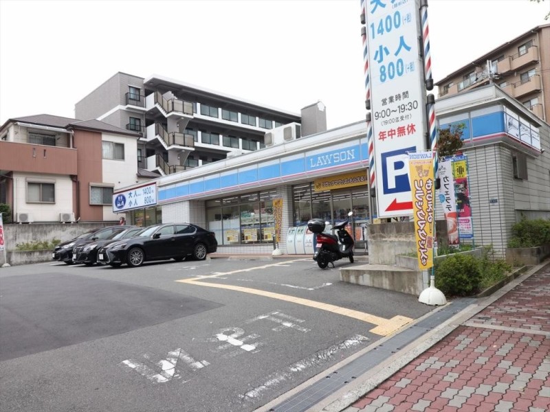 コンビニ　ローソン 吹田千里山東四丁目店（コンビニ）まで354m