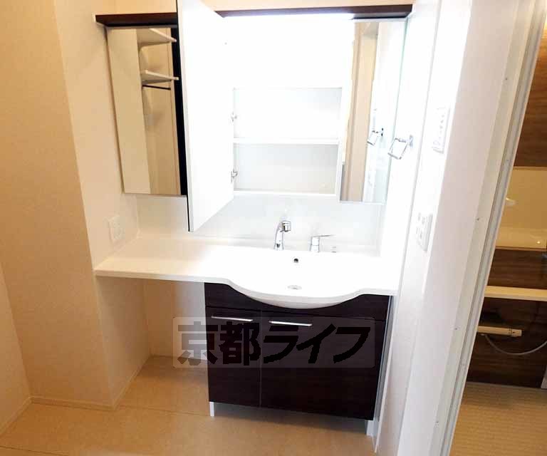 洗面設備　鏡の裏側は収納付きです。