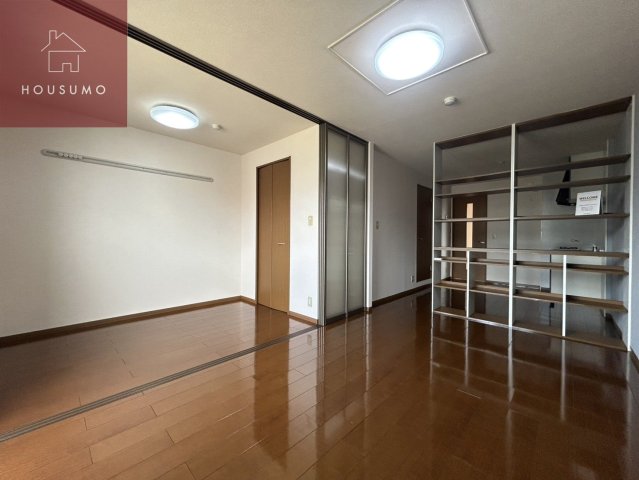 その他部屋・スペース　開放的な寝室です