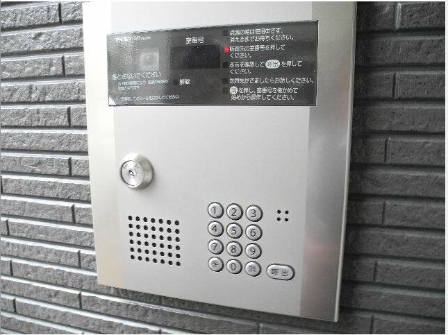 セキュリティ　オートロックパネル　来訪者の顔を確認できます