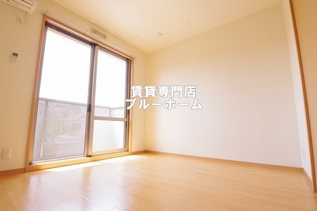 居室・リビング　5.2帖の明るい洋室！