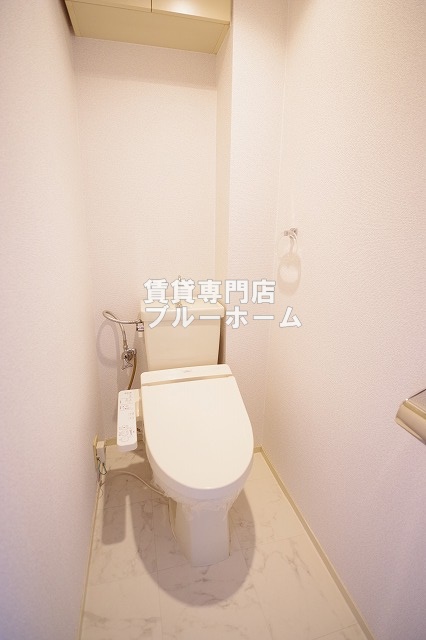 トイレ　収納棚付き！温水洗浄便座付きのトイレです！