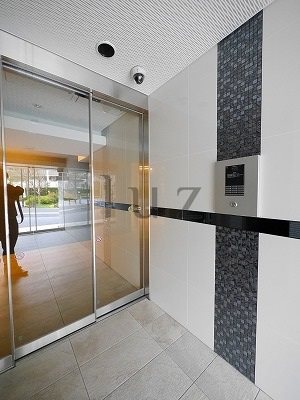 エントランス　重厚感のあるエントランスです☆
