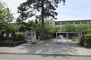 中学校　西宮市立甲陵中学校（中学校）まで1569m