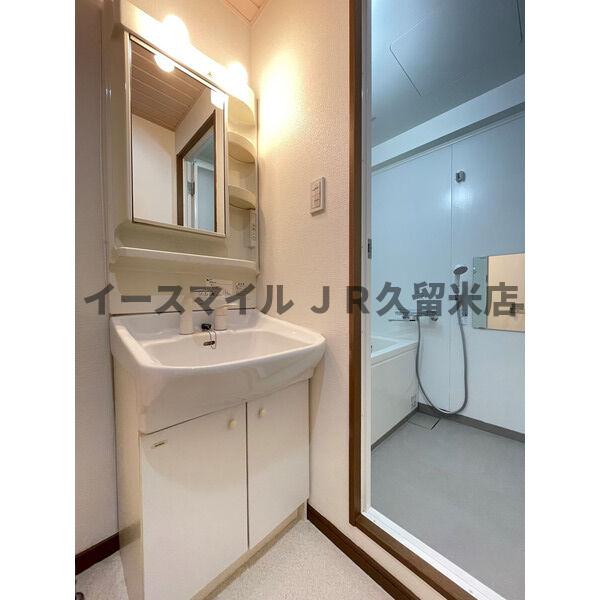 洗面設備　明るい洗面所です