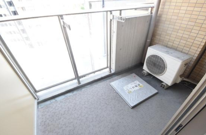 バルコニー　別部屋の画像を使用しております。