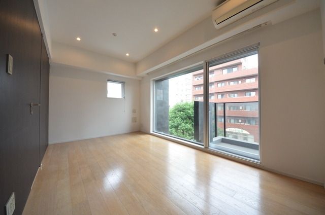 居室・リビング　★大きな窓の、明るいお部屋です★