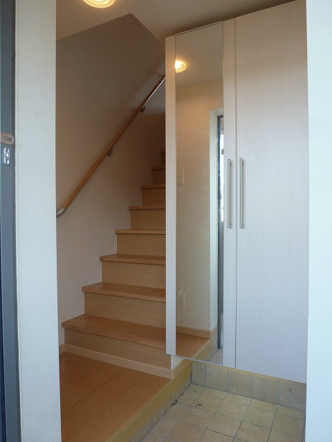 玄関　※写真は403号室のお部屋です。（反転タイプ）