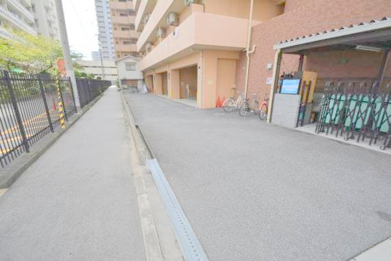 駐車場　あなたの大事な車も安心して駐車できます。