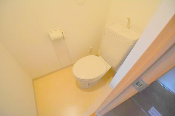 トイレ　スタンダードなトイレは清潔感があってずっと居たくなりますね。