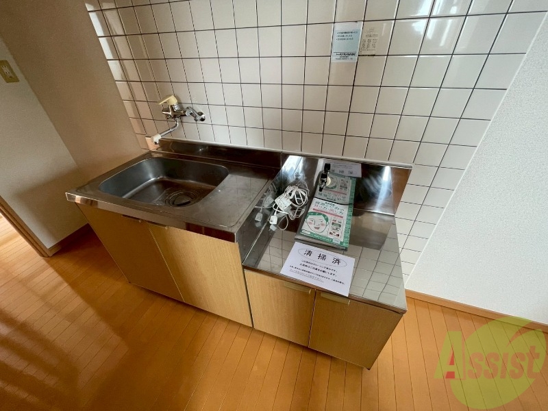 キッチン　こちらはキッチンになります。ガスコンロ２口設置可能です。