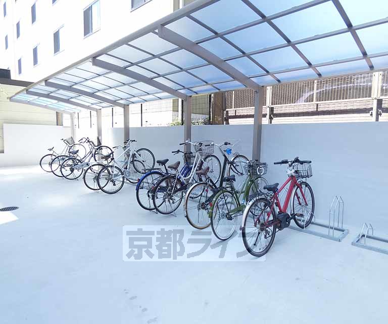 その他共有部分　屋根付きの駐輪場です。