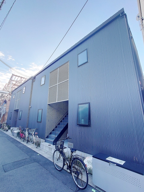 建物外観　ガルバニウム合板で設計されたデザイン性豊かな物件