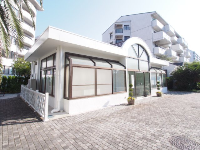 エントランス　マンションの敷地内