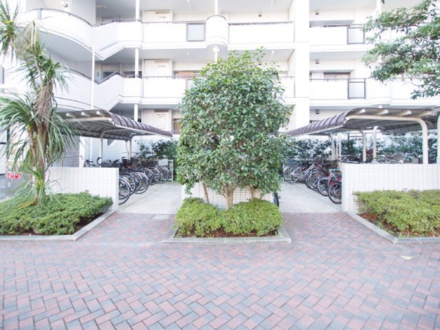 洗面設備　マンションの敷地内